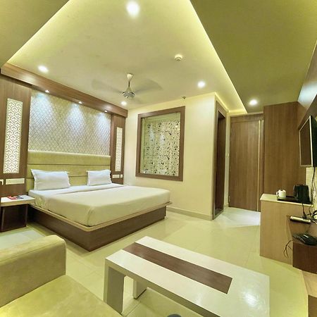 Hotel Kuber Palace ! Puri Near-Sea-Beach-And-Temple Fully-Air-Conditioned-Hotel With-Lift-And-Parking-Facility Exteriör bild