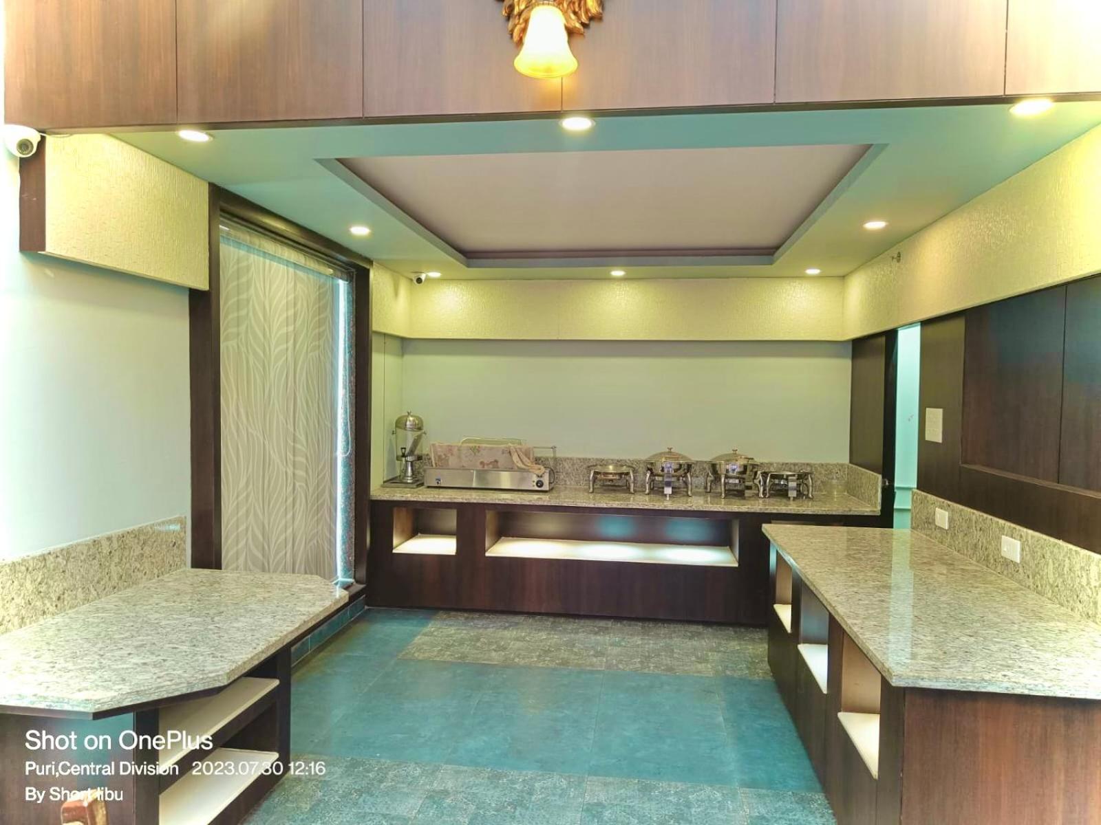 Hotel Kuber Palace ! Puri Near-Sea-Beach-And-Temple Fully-Air-Conditioned-Hotel With-Lift-And-Parking-Facility Exteriör bild