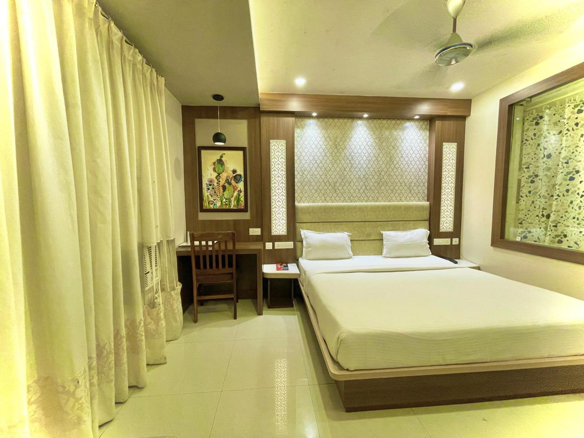 Hotel Kuber Palace ! Puri Near-Sea-Beach-And-Temple Fully-Air-Conditioned-Hotel With-Lift-And-Parking-Facility Exteriör bild