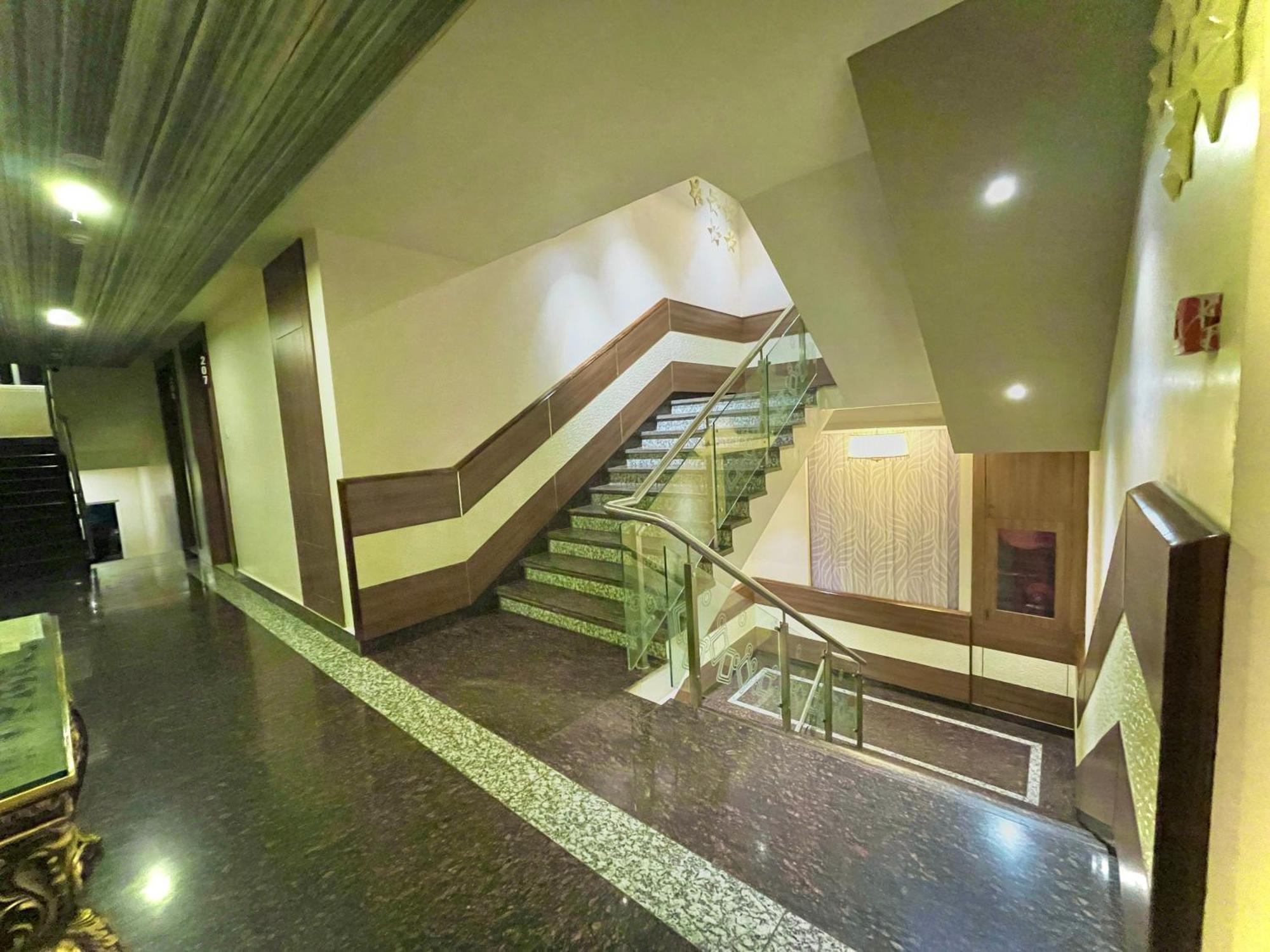 Hotel Kuber Palace ! Puri Near-Sea-Beach-And-Temple Fully-Air-Conditioned-Hotel With-Lift-And-Parking-Facility Exteriör bild