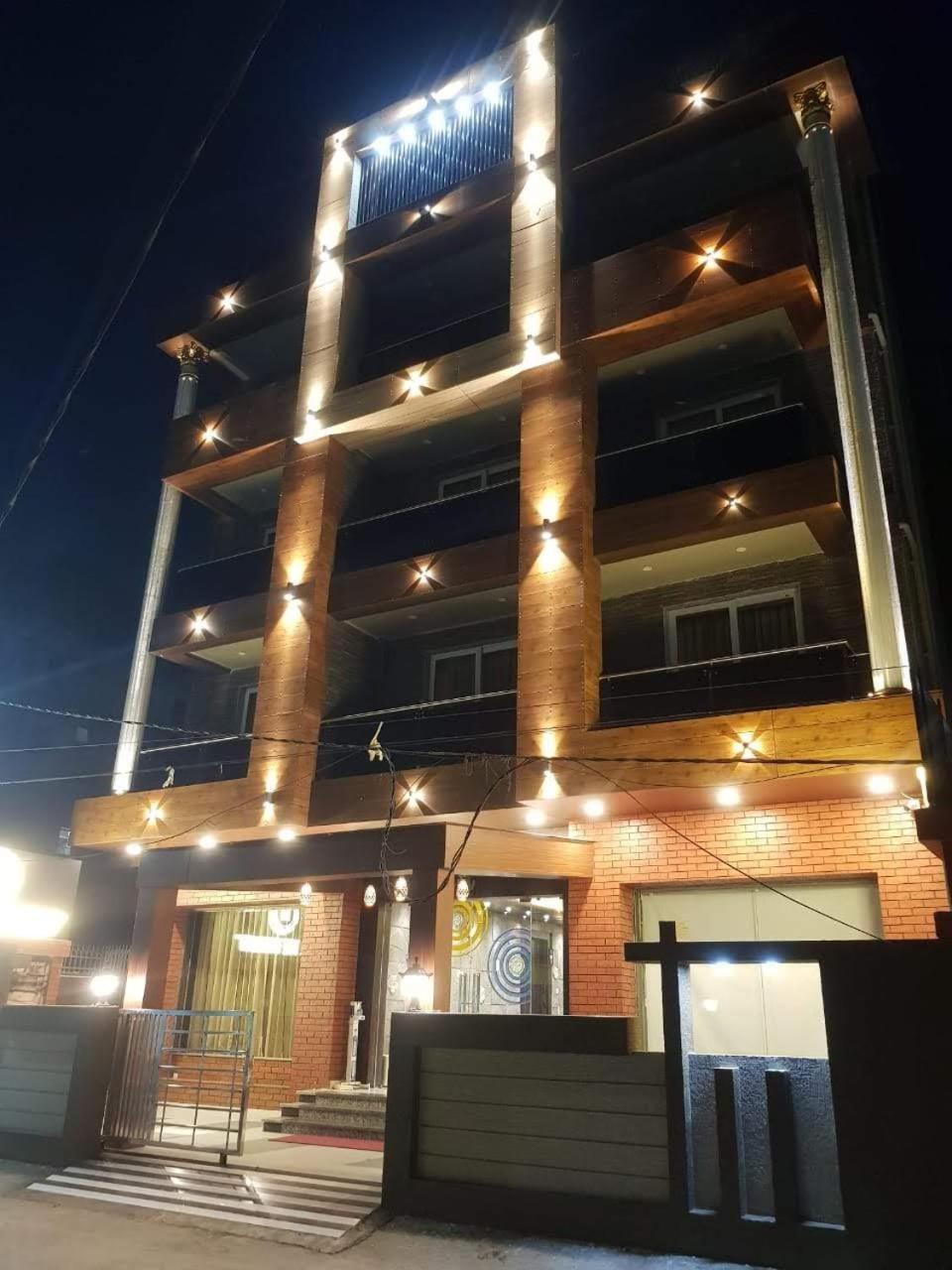 Hotel Kuber Palace ! Puri Near-Sea-Beach-And-Temple Fully-Air-Conditioned-Hotel With-Lift-And-Parking-Facility Exteriör bild