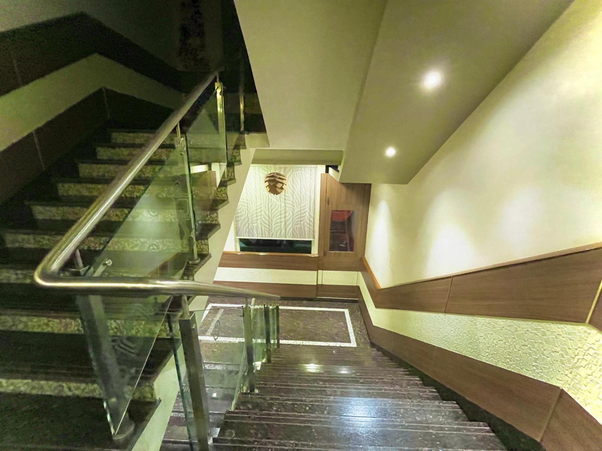 Hotel Kuber Palace ! Puri Near-Sea-Beach-And-Temple Fully-Air-Conditioned-Hotel With-Lift-And-Parking-Facility Exteriör bild