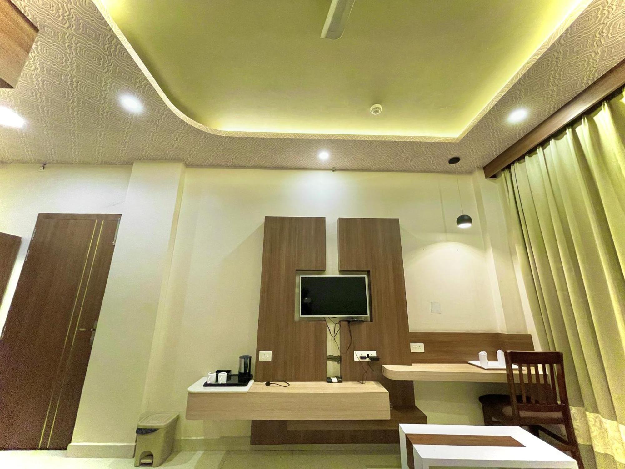 Hotel Kuber Palace ! Puri Near-Sea-Beach-And-Temple Fully-Air-Conditioned-Hotel With-Lift-And-Parking-Facility Exteriör bild