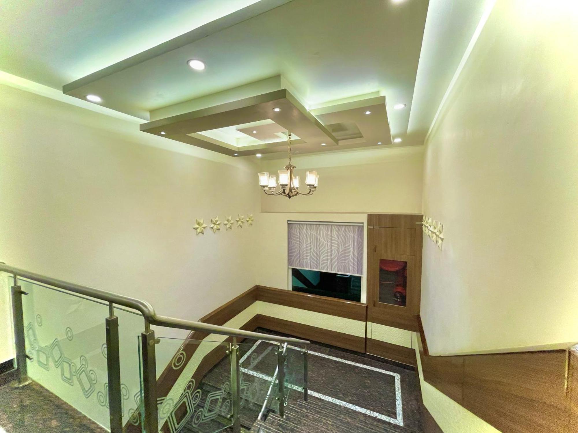 Hotel Kuber Palace ! Puri Near-Sea-Beach-And-Temple Fully-Air-Conditioned-Hotel With-Lift-And-Parking-Facility Exteriör bild