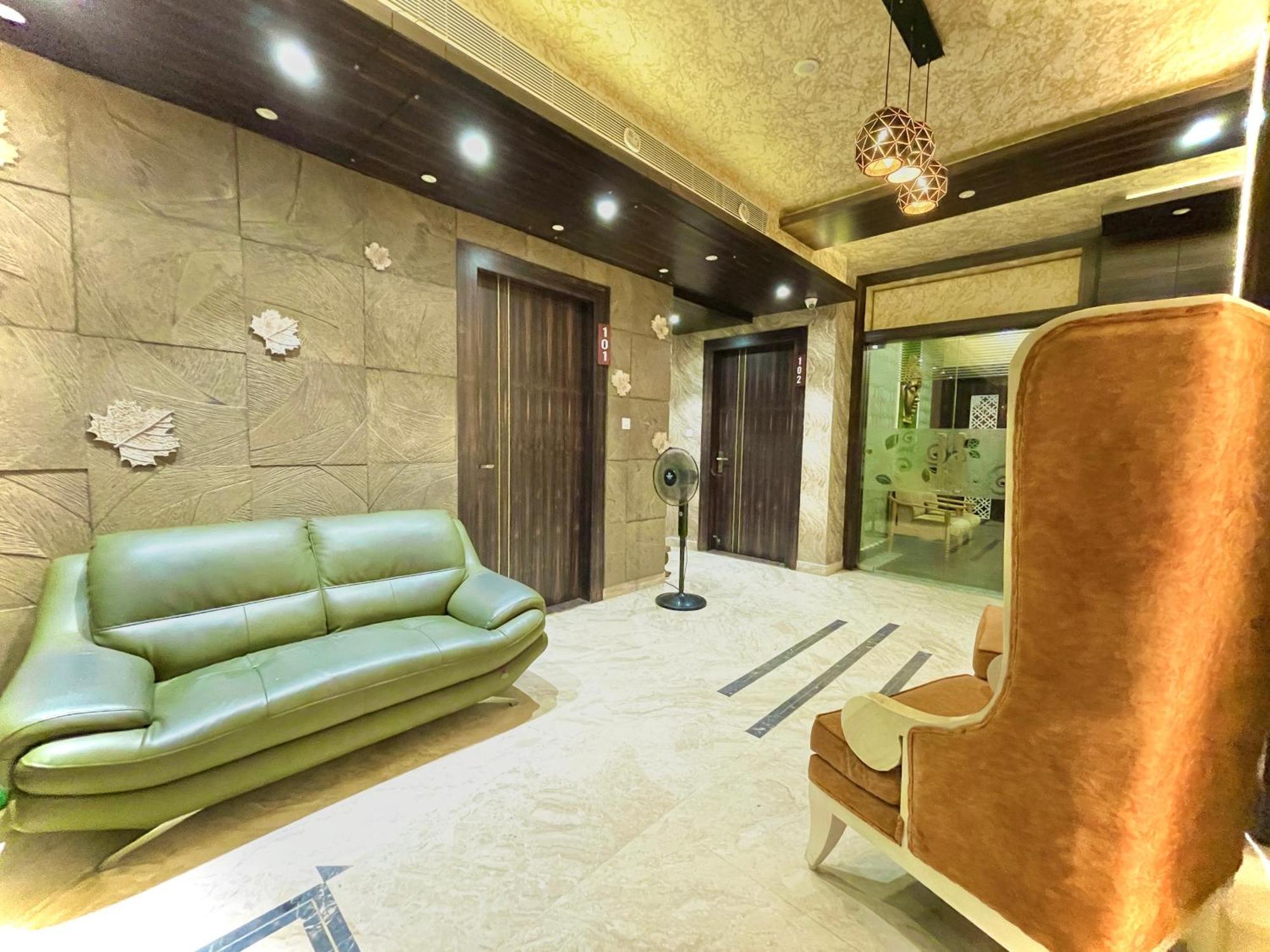 Hotel Kuber Palace ! Puri Near-Sea-Beach-And-Temple Fully-Air-Conditioned-Hotel With-Lift-And-Parking-Facility Exteriör bild